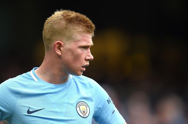 为什么外野手在追赶飞球时优先采用单手接捕而非传统的双手接捕